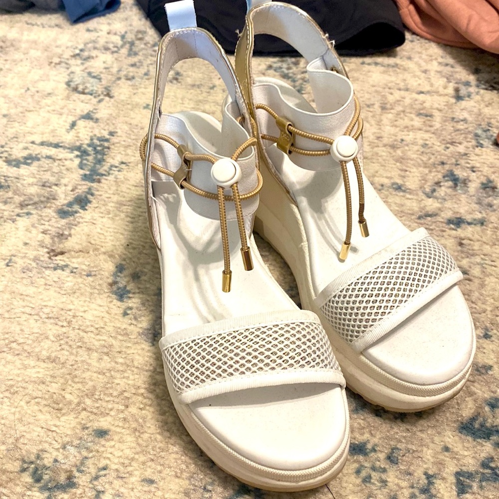 NeroGiardini adjustable comfy platform sandal